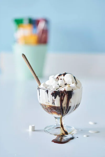 Milkshake Con Topping Cioccolato Una Ciotola Vetro Decorato Con Marshmallow — Foto Stock