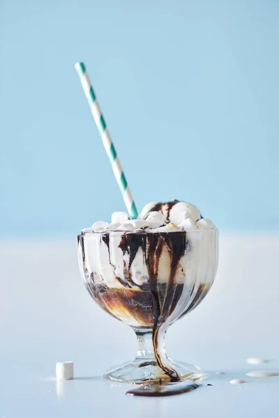 Bardakta Çikolata Soslu Milkshake Marşmelovla Süslenmiş — Stok fotoğraf