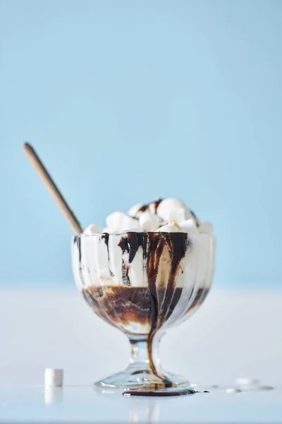 Milchshake Mit Schokoladenbelag Einer Gläsernen Cocktailschüssel Dekoriert Mit Marshmallows — Stockfoto