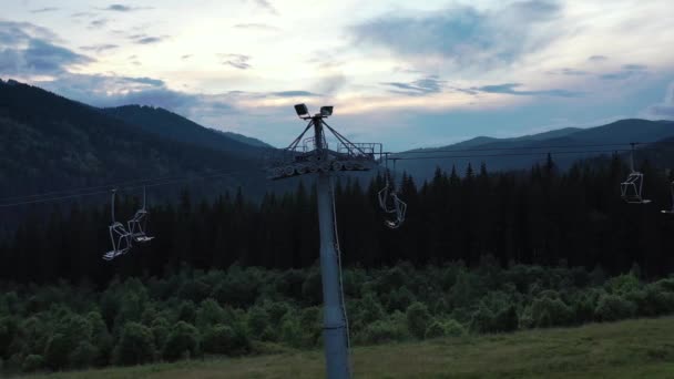 Καλοκαίρι Στο Χιονοδρομικό Κέντρο Αδειάστε Την Καρέκλα Ανελκυστήρες Μείνετε Ακίνητοι — Αρχείο Βίντεο