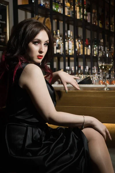 Une Belle Femme Mode Dans Bar — Photo