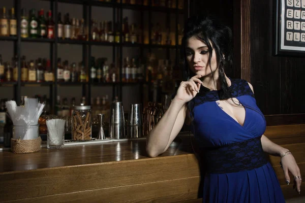 一个漂亮的时髦女人在酒吧 — 图库照片