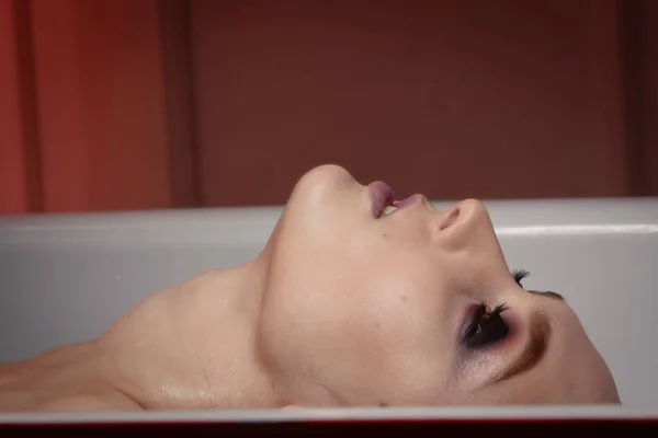美丽性感的女人在一个红色的浴室 水疗身体护理 — 图库照片