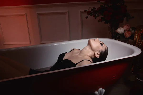 美丽性感的女人在一个红色的浴室 水疗身体护理 — 图库照片