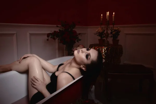 Schöne Sexy Frau Einem Roten Badezimmer Wellness Körperpflege — Stockfoto