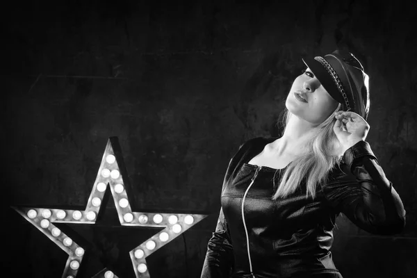 Piękna Dziewczyna Niegrzeczny Rock Star Jelenia — Zdjęcie stockowe