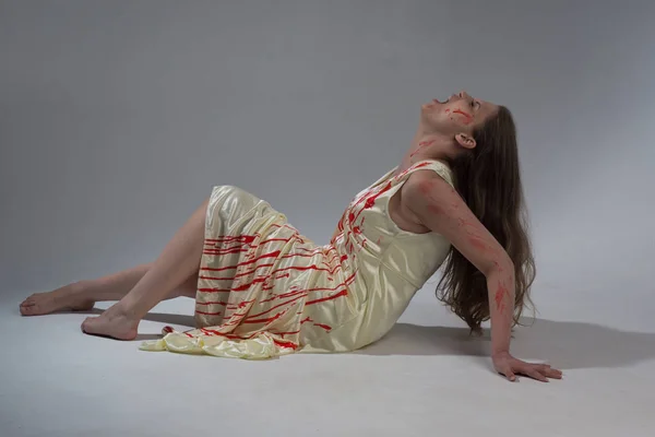 Horror Film Girl Bloody Dress Screams Pai — Stock Photo, Image