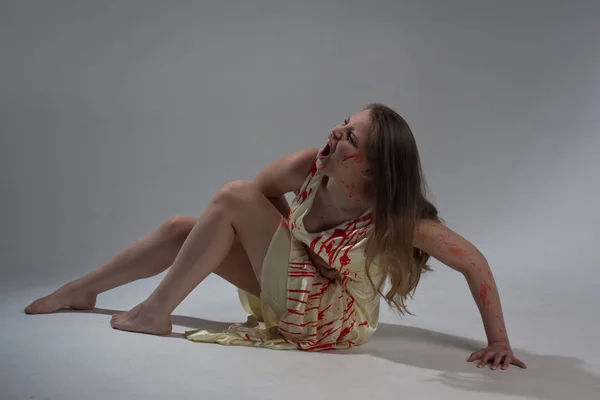 Horrorfilm Ein Mädchen Einem Blutigen Kleid Schreit Pai — Stockfoto