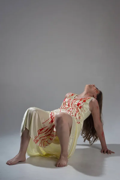 Korku Filmi Pai Içinde Kanlı Elbiseli Bir Kız Çığlık Atıyor — Stok fotoğraf