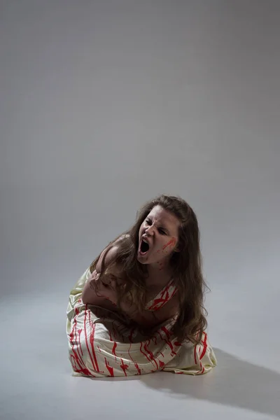 Filme Terror Uma Menina Vestido Sangrento Grita Pai — Fotografia de Stock