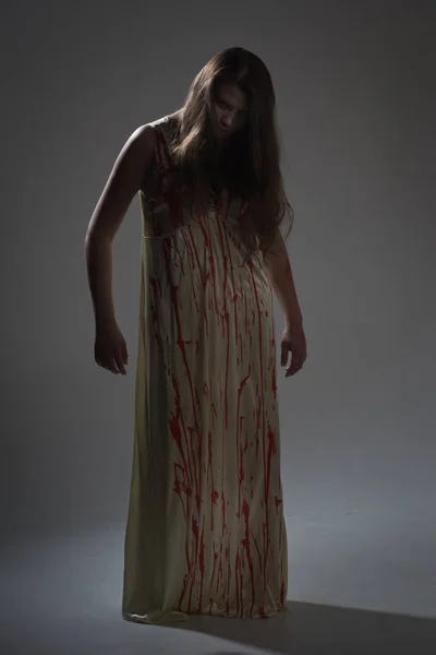 Horrorfilm Ein Mädchen Einem Blutigen Kleid — Stockfoto
