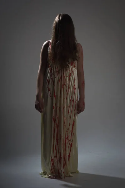 ホラー映画 血のドレスの少女 — ストック写真