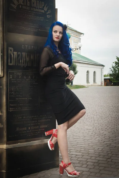 Rock Chica Moda Con Pelo Azul Stree Ciudad —  Fotos de Stock