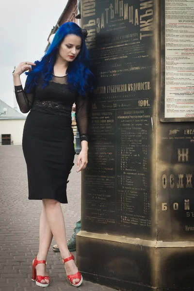 Rock Chica Moda Con Pelo Azul Stree Ciudad —  Fotos de Stock