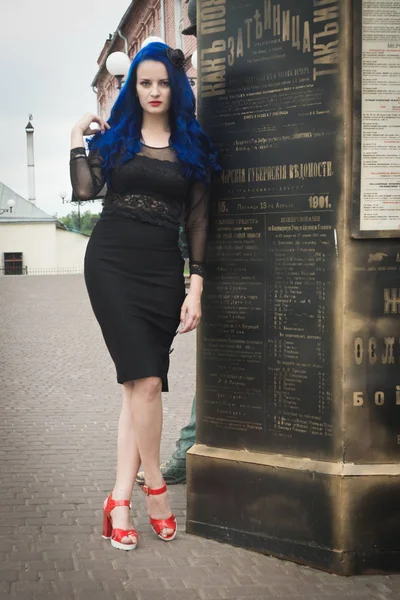 Bir Şehir Stree Üzerinde Mavi Saçlı Rock Moda Kız — Stok fotoğraf