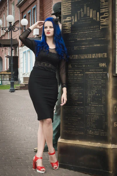 Рок Модная Девушка Синими Волосами Городской Лестнице — стоковое фото