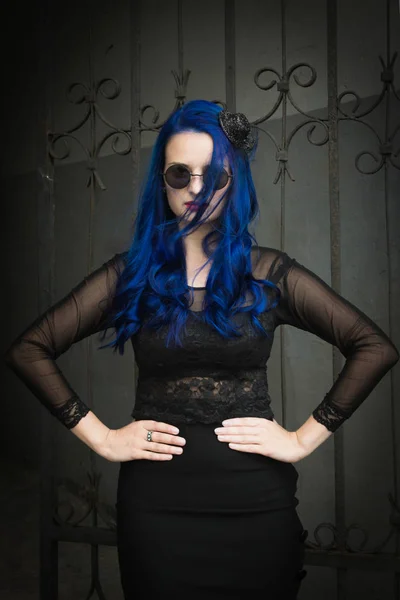 Rock Menina Moda Com Cabelo Azul Uma Árvore Cidade — Fotografia de Stock