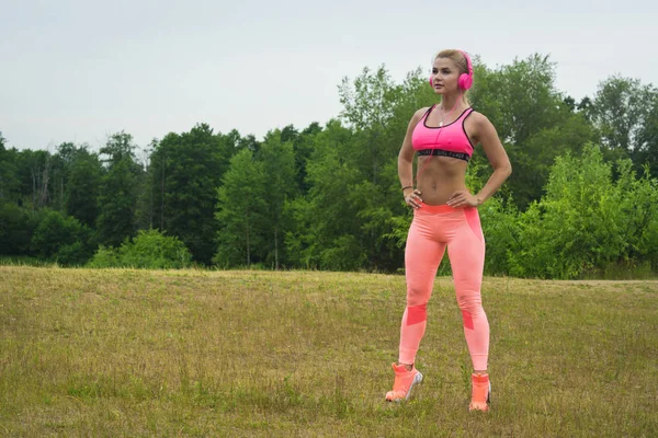 Hermosa Chica Feliz Corriendo Parque Verde Verano — Foto de Stock