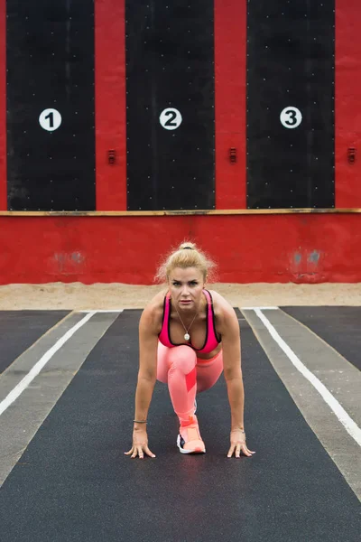 Chica Atleta Inicio Cinta Correr Del Estadio — Foto de Stock