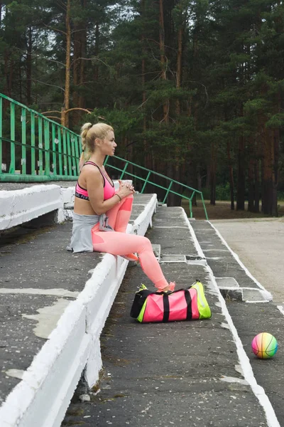女子运动员在体育场训练后休息 — 图库照片
