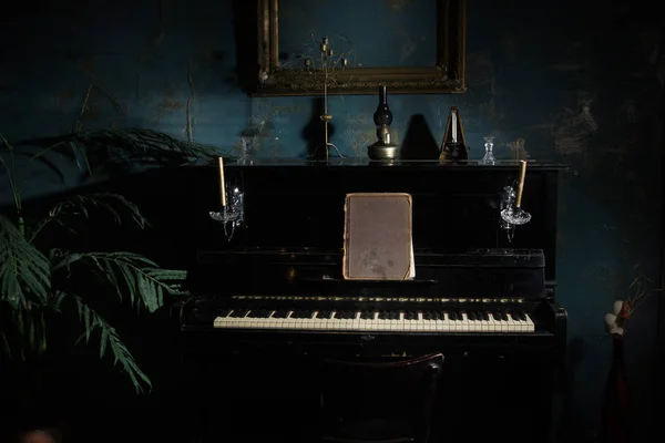 古いピアノでビンテージ調の豪華なインテリア — ストック写真