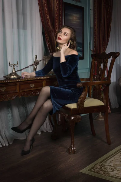 Beautiful Attractive Woman Vintage Interior Speaks Phone — Stock Photo, Image