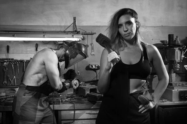 Brutal Homme Une Belle Femme Dans Atelier Métallurgie — Photo