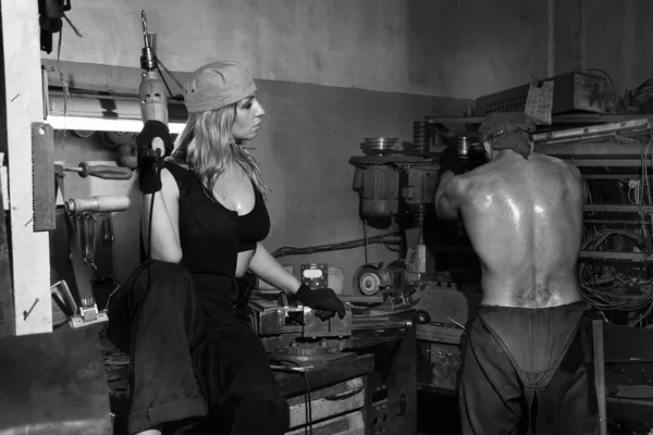 Brutal Man Beautiful Woman Metalwork Shop — Stock Photo, Image