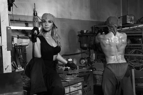 Homem Brutal Uma Bela Mulher Uma Oficina Metalurgia — Fotografia de Stock