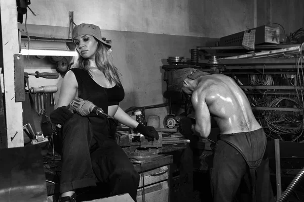 Uomo Brutale Una Bella Donna Negozio Lavorazione Del Metallo — Foto Stock