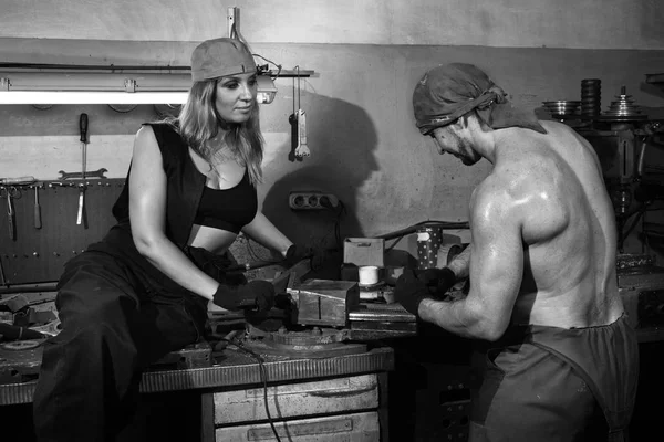 Brutal Man Beautiful Woman Metalwork Shop — Stock Photo, Image