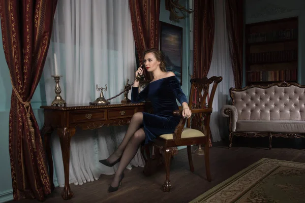 Mooi Aantrekkelijke Vrouw Het Vintage Interieur Spreekt Telefonisch — Stockfoto