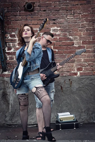 Kız Adam Serseri Bir Şehir Sokak Üzerinde Gitar Üzerinde Oynamak — Stok fotoğraf