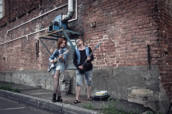 Kız Adam Serseri Bir Şehir Sokak Üzerinde Gitar Üzerinde Oynamak — Stok fotoğraf