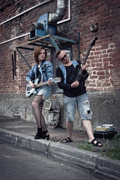 Chica Chico Punks Una Ciudad Calle Jugar Las Guitarras — Foto de Stock