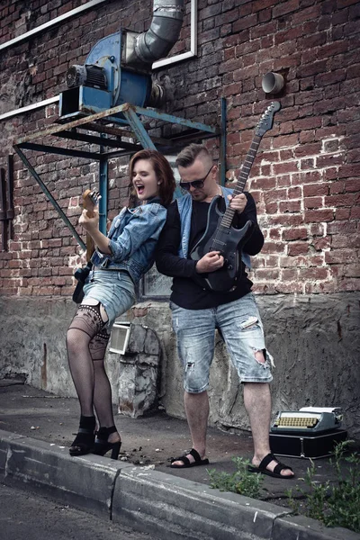 Chica Chico Punks Una Ciudad Calle Jugar Las Guitarras —  Fotos de Stock