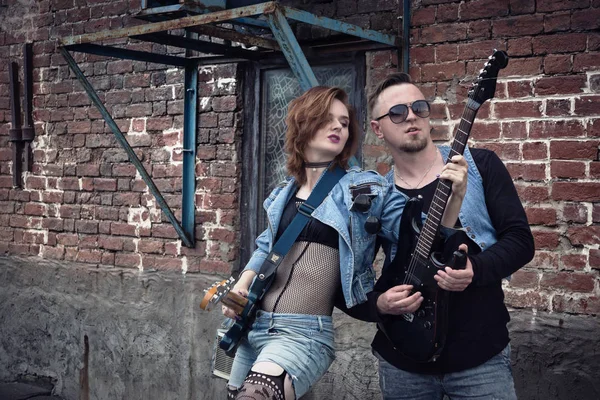 Chica Chico Punks Una Ciudad Calle Jugar Las Guitarras — Foto de Stock