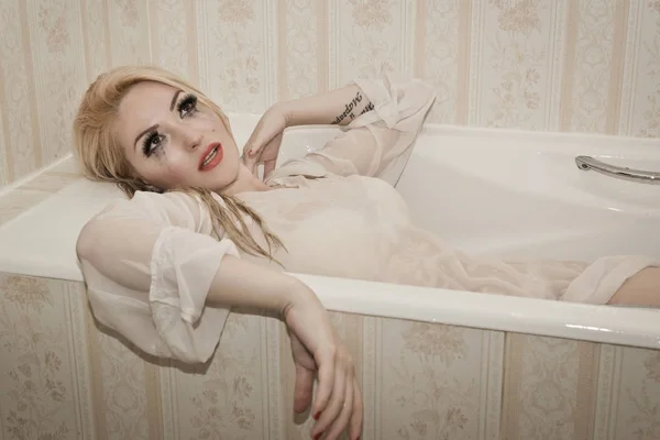 浴室の美しいセクシーな女性 ロック スター コンセプト — ストック写真