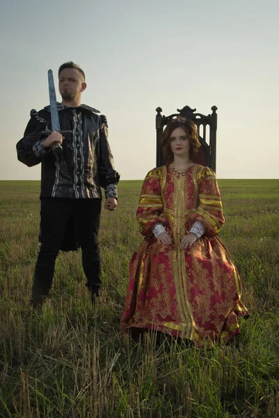 骑士与剑和女孩在复古礼服在夏天 Fiel — 图库照片