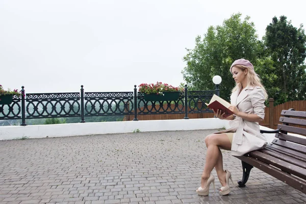 Molto Bella Donna Alla Moda Stile Retrò Sulla Stree — Foto Stock