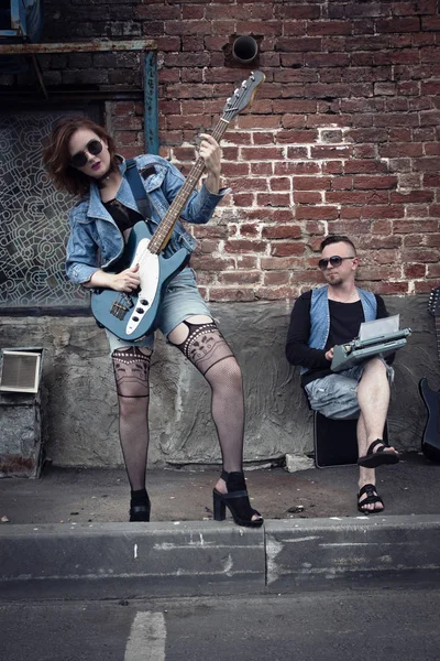 女孩和家伙朋克在城市街道在吉他上演奏 — 图库照片