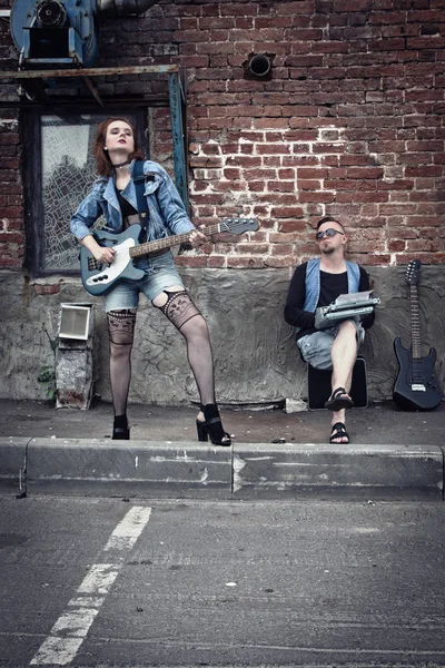 女孩和家伙朋克在城市街道在吉他上演奏 — 图库照片