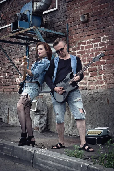 Chica Chico Punks Una Ciudad Calle Jugar Las Guitarras — Foto de Stock