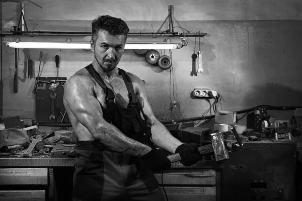 Hombre Brutal Taller Metalúrgico Fitness Concep —  Fotos de Stock
