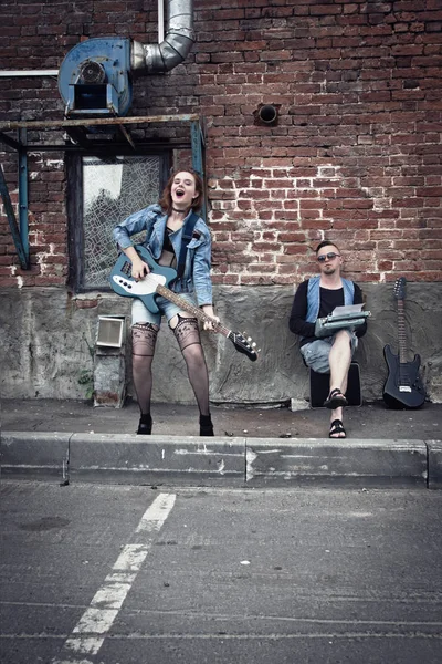Girl Guy Punks City Street Play Guitars — Stock Photo, Image