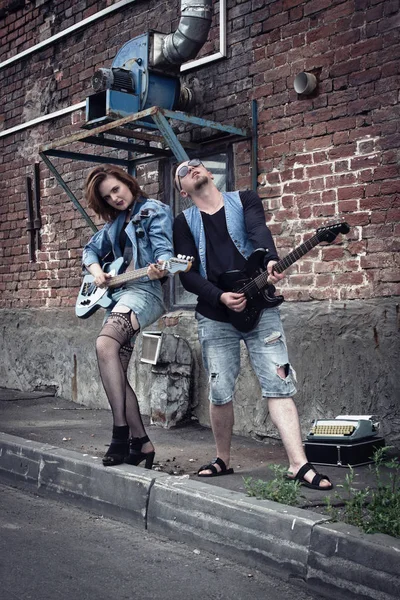 Chica Chico Punks Una Ciudad Calle Jugar Las Guitarras — Foto de Stock