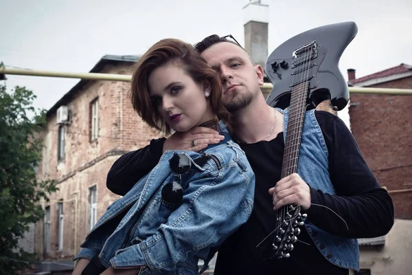 Mädchen Und Kerl Punks Auf Einer Stadt Stree — Stockfoto