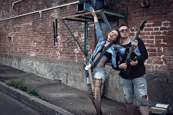 Ragazza Ragazzo Punk Una Strada Della Città Giocare Con Chitarre — Foto Stock