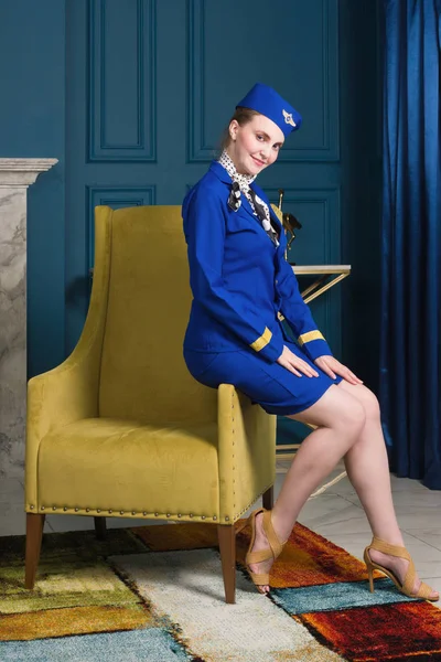 Όμορφη Νεαρή Κοπέλα Pinup Στο Κοστούμι Του Stewardes — Φωτογραφία Αρχείου