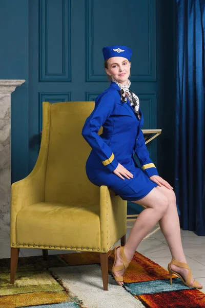 Stewardes のスーツの美しい少女ピンナップ — ストック写真